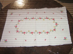 Bájos keresztszemmel hímzett virágos terítő