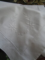 Párnahuzat. Vékony, hímzett  virágokkal 61 x 56 cm.