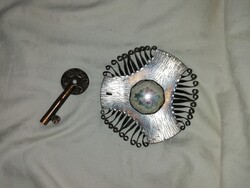 Retro bronz kulcstartó falidísz, gobelin betéttel, díszkulccsal   P