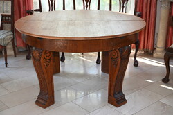 Reneszánsz stilusú nagyméretre nyitható körasztal székekkel, étkező