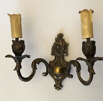 ROKOKÓ STÍLUSÚ, 2 ÁGÚ RÉZ, FÉM FALIKAR LÁMPA GYERTYASZÁR DÍSZÍTÉSSEL 25 X 29 CM