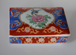 Nagyméretű, különleges textúrájú porcelán doboz / Imari