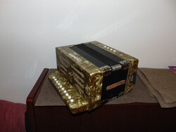 Weltmeister harmonika dobozával