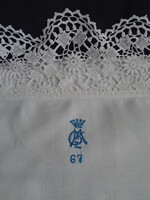 Párnahuzat. Koronás, horgolt-varrott csipkés  58 x 45 cm.