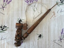 Faragott fa pipa dísztárgy 56cm