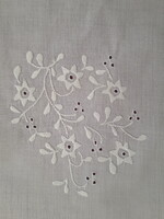 Vadonatúj fehér batiszt anyagra fehérrel hímzett futó