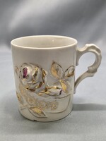 Bögre plasztikusan kidomborodó rózsa díszítéssel