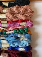 34 db bontatlan osztott hímzőfonal és plusz egy csomó maradék. Többféle színben és vastagságban.