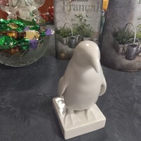 Régi herendi pingvin talapzaton