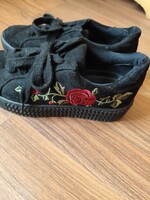 Fekete,velúr félcipő hímzéssel