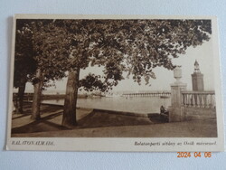 Régi Karinger képeslap: Balatonalmádi, Balatonparti sétány az Örök mécsessel (1942)