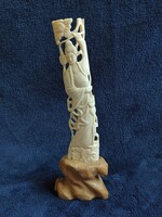Keleti csont szobor fa alapon