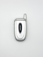 Retro Samsung X640 mobiltelefon 2005-ös évből ezüst színben