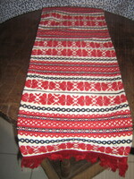 Népi stílusú szőttes terítő