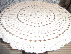 Csodaszép horgolt kerek kézimunka terítő