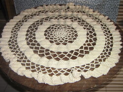 Csodaszép horgolt kerek kézimunka terítő