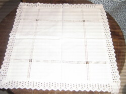 Csodaszép horgolt szélű hófehér hímzett azsúros terítő