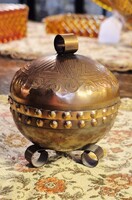 Antikolt vörösréz ékszertartó / bonbonier – dombornyomott mintával, bordó bársony béléssel