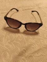 Napszemüveg fém szárral