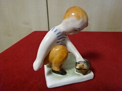 Bodrogkeresztúri mázas kerámia figura, kisfiú sündisznóval, magassága 9 cm. Jókai