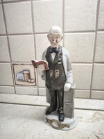 Olvasó idős úr szobor eladó! Porcelán szobor 27 cm