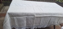 Pamut asztal vagy ágyterítő csipke betéttel és széllel  210 x 140 cm.