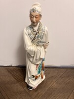 Kínai Dehua porcelán szobor – konfuciánus tudós zárt legyezővel, 27 cm