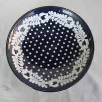 Kék alapon fehér mintás mázas kerámia fali tál