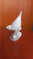Hollóházi fehér-arany porcelán madár faágon, ép, jelzett, 12,5 x 7,5 cm