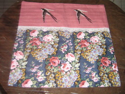 Gyönyörű vintage stílusú rózsás díszpárna huzat hímzett fecskés betéttel