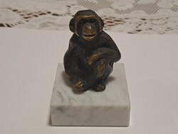 Bronz majom márvány talpon