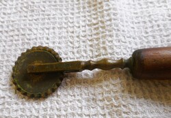 Antik derelyevágó. Rádli, rézből