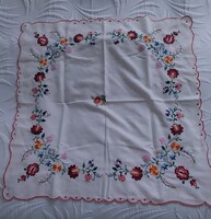 Magyaros kalocsai kézi hímzett asztal terítő 72 x 72 cm