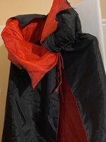 Nagyon szép farsangi jelmez! Vámpír palást. Hossza: 120 cm Belül piros,kívül fekete selyemből.