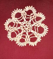 Nagyméretű, kézzel fűzött kagylóhéj gyöngy nyakék – virágmintás népi