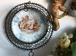 Antik porcelán, angyalokkal, puttókkal díszített peremes tál, körben hálóval magasítva, falra tehető