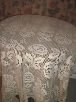 Gyönyörű ekrü rózsás horgolt terítő
