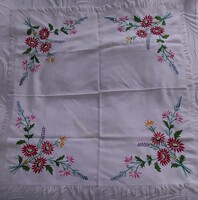 Sarkain, magyaros kalocsai virágcsokrokkal díszített kézi hímzett négyzet alakú asztal terítő