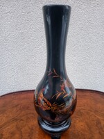 Vintage vietnami lakkozott váza: kézzel festett virágmintás, arany díszítéssel.