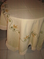 Gyönyörű vajsárga hímzett csipkés szélű szőttes terítő