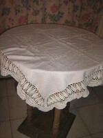 Csodaszép horgolt szélű hímzett terítő