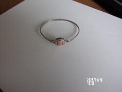 Kámeával díszített karkötő