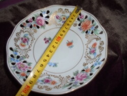 Hollóházi külső rész és belső rész áttört és kézzel festett porcelán kínáló tál-3 lábbal