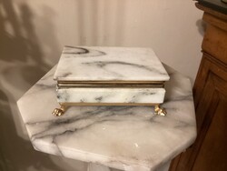 Márvány ékszerdoboz réz oroszlán talpakkal , ékszerekkel .15 x 11 x 5,5 cm