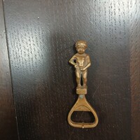 Szép régi pisilő fiús réz sörnyitó (9,3x3,3 cm)