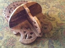 Faragott falikonzol trópusi fából