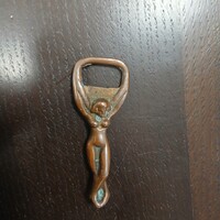 Szép régi réz női aktos sörnyitó (8,7x3,2 cm)