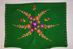 Régi, kézzel hímzett párnahuzat, kalocsai jellegű motívumokkal