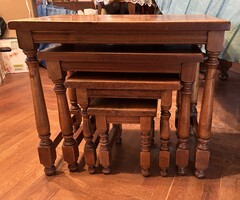 Vintage régi 4 részes tömör tölgyfa lerakó asztal szett egymásba tolható asztalok