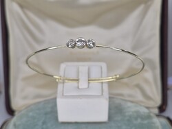 Arany huzal/csúszka karkötő buton foglalt nagy brillekkel